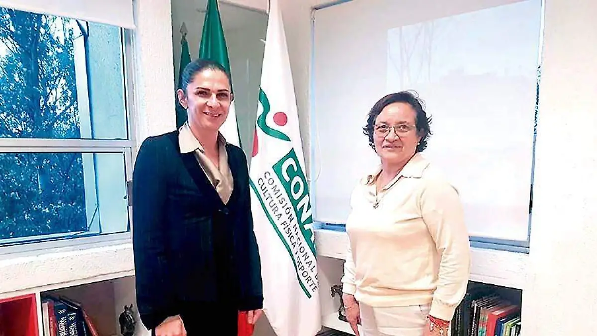 Ana Gabriela Guevara (I) y Albina Cerrillo en las oficinas de la Conade